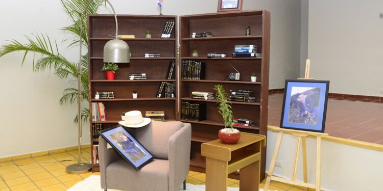 Donan biblioteca del economista Frank Guerrero Prats al Intec 