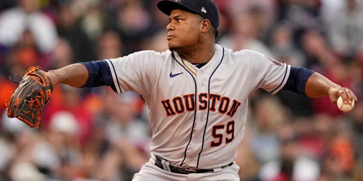 Dominicano Valdez aprieta paso por el Cy Young