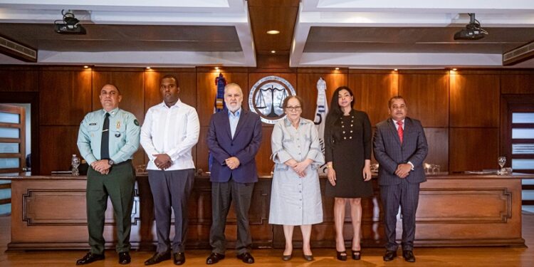 Por delitos ambientales, Germán Brito y Ceara Hatton se reúnen con fiscales 