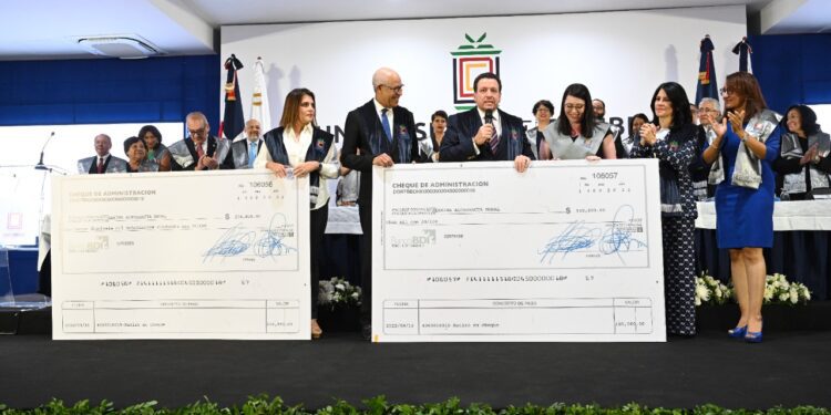 UNICARIBE retribuye costo de carrera estudiante