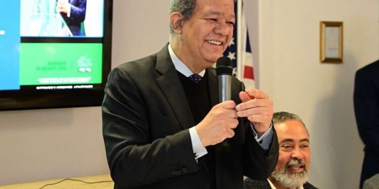 Leonel afirma que el Presidente le "está copiando literalmente"