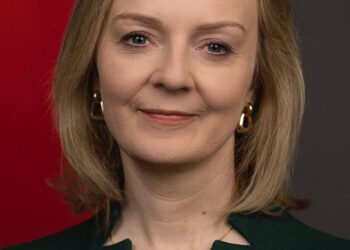 Trayectoria de la que será nueva primera ministra de Reino Unido