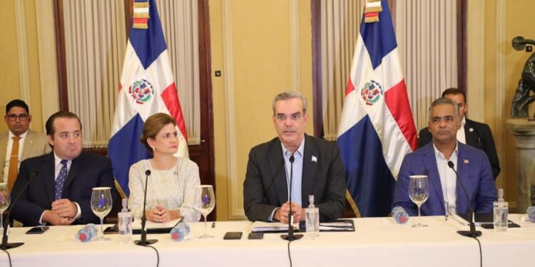 Gobierno garantiza está preparado ante eventual paso de tormenta Fiona