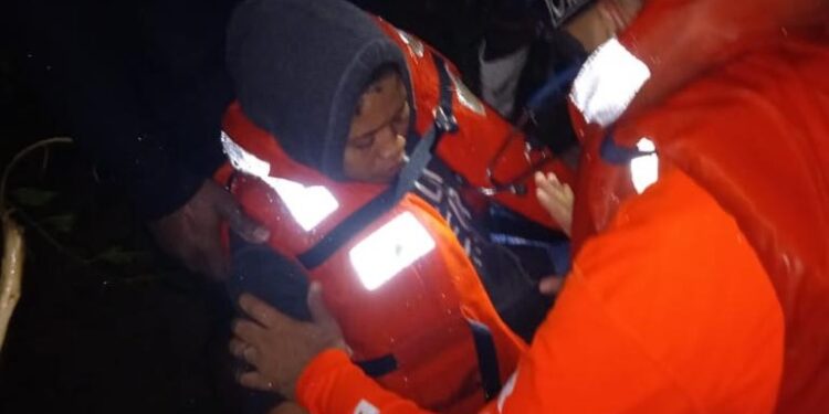 Defensa Civil rescata con vida 2 personas atrapadas por crecida río Duey