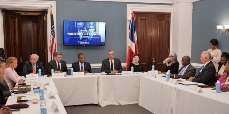 Abinader se reúne con congresistas norteamericanos en Washington