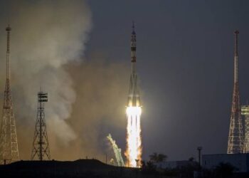 Dos rusos y un estadounidense vuelan juntos a la Estación Espacial
