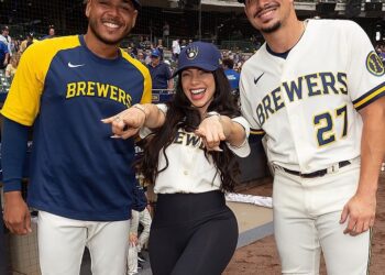 La Materialista lanza primera bola en juego entre Milwaukee y Los Mets 