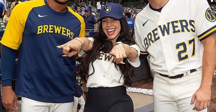 La Materialista lanza primera bola en juego entre Milwaukee y Los Mets 