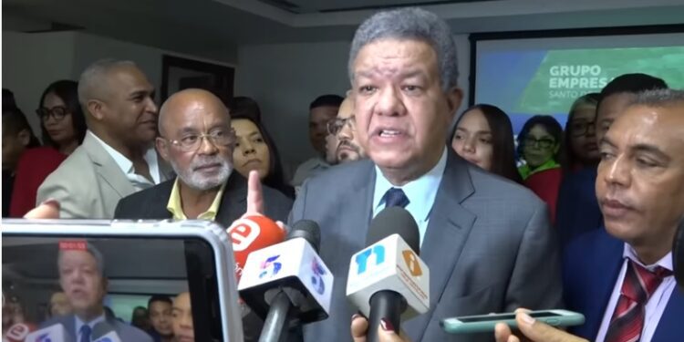 Leonel ve hay "deficiencia" en la construcción del muro fronterizo