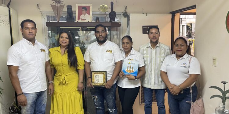 Delegación de Adompretur visita talleres de “El Artístico” y realizan recorrido por La Romana