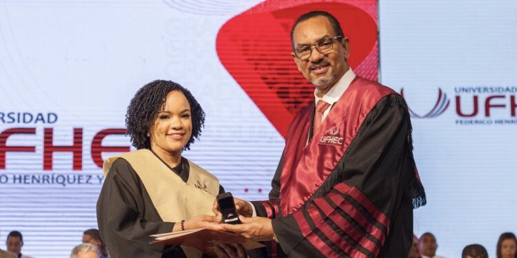 UFHEC inviste 3,087 nuevos profesionales en su trigésima novena graduación