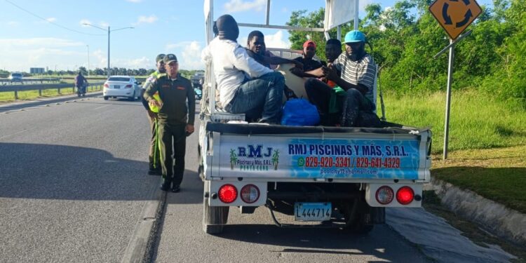 DIGESETT retiene en Verón 18 camiones transportaban pasajeros en la “cama” o parte trasera