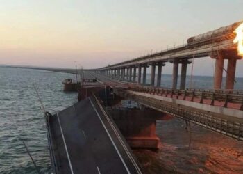 Fuerzas ucraniana atacan puente une a Crimea con Rusia