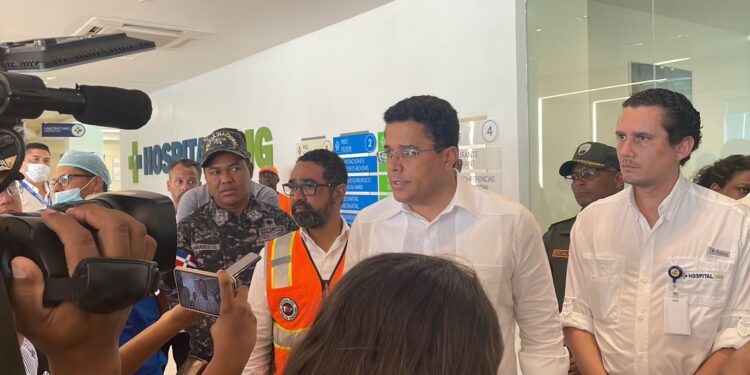 Ministro de Turismo y director de la Defensa Civil asisten a turistas accidentados en Bávaro