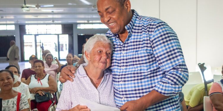 Alcalde José Andújar entrega ayuda económica a 374 envejecientes de SDO