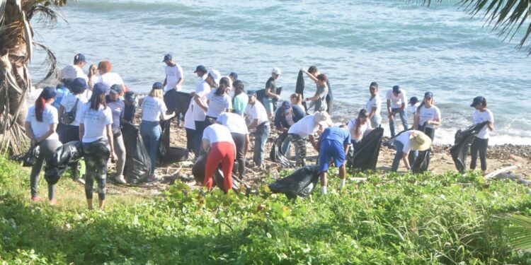 Desarrollan jornada de limpieza de playas de Puerto Plata