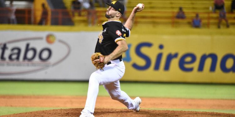 Águilas blanquean Estrellas y empatan en primer lugar