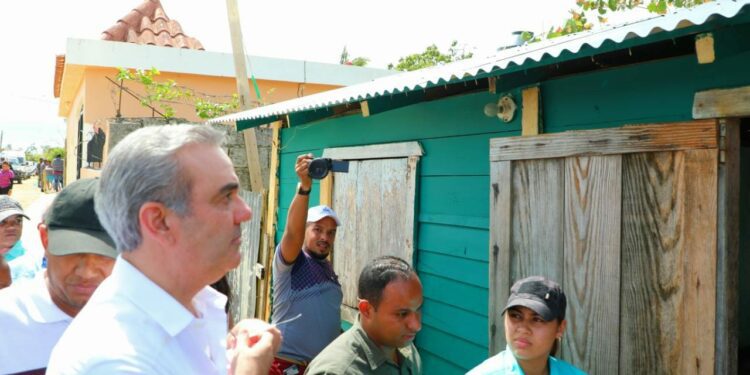 Presidente Abinader recorre Zona afectada por huracán Fiona en  San Rafael del Yuma
