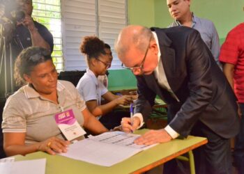 Danilo vota y habla del orden en que se desarrolla la consulta