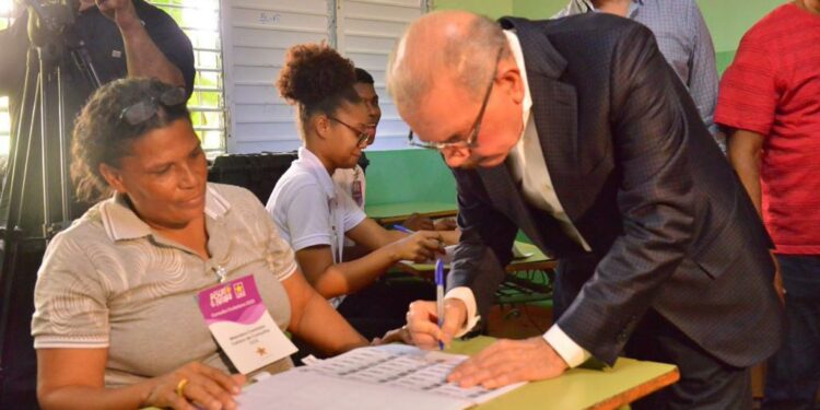 Danilo vota y habla del orden en que se desarrolla la consulta