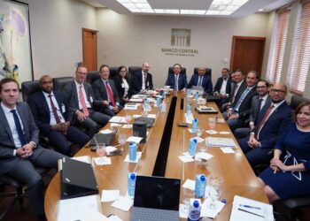 Valdez Albizu recibe a un ‘Staff Visit’ del FMI para evaluar el desempeño de la economía dominicana