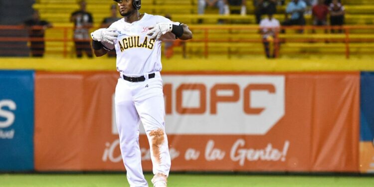 Jugador de las Águilas, Alexander Canario, sería trasladado a EEUU para tratar lesiones