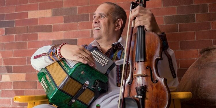 Alfredo De La Fé regresa a RD  junto José Alberto El Canario