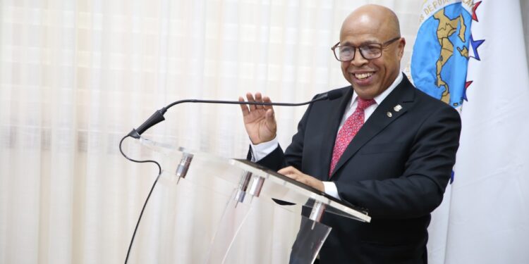 Alfredo Pacheco destaca importancia del turismo para desarrollo del país