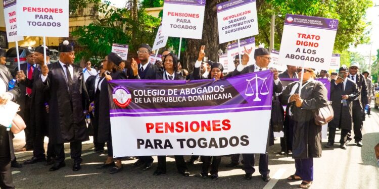 Abogados demandan pensiones y seguro de salud