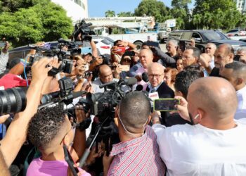 Domínguez Brito ejerce su derecho al voto y dice ganará la consulta