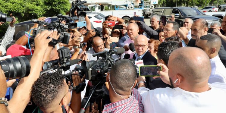 Domínguez Brito ejerce su derecho al voto y dice ganará la consulta