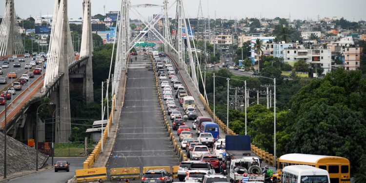 Obras Públicas ordena ampliar horario de trabajos en el cambio de juntas del puente Duarte