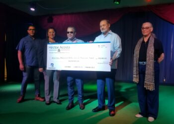 Senador Héctor Acosta dona medio millón de pesos a Bellas Artes