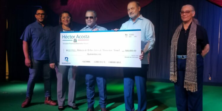 Senador Héctor Acosta dona medio millón de pesos a Bellas Artes
