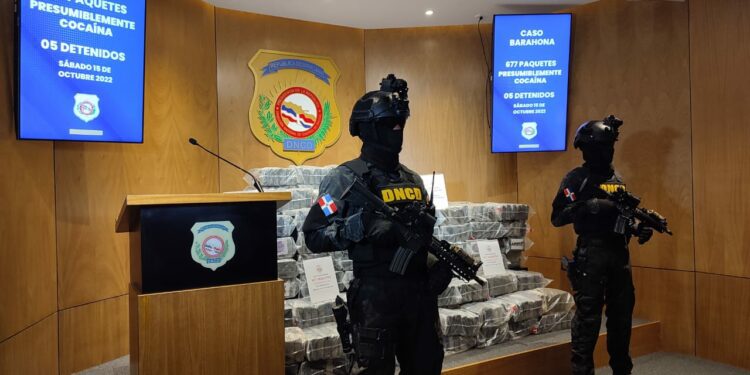 En medio de tiroteo detienen a cinco hombres y ocupan 677 paquetes de cocaina