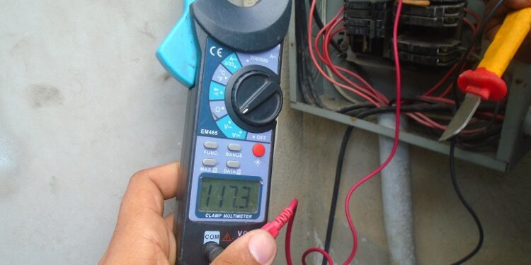 Condenan a tres años de prisión y multa a empresario por fraude eléctrico