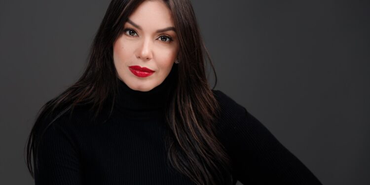 Hony Estrella honrada de obtener la nominación como “Influencer Latina del 2022”