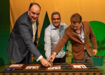 Ponen en circulación emisión postal conmemorativa a Casandra Damirón 