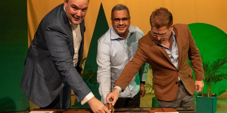 Ponen en circulación emisión postal conmemorativa a Casandra Damirón