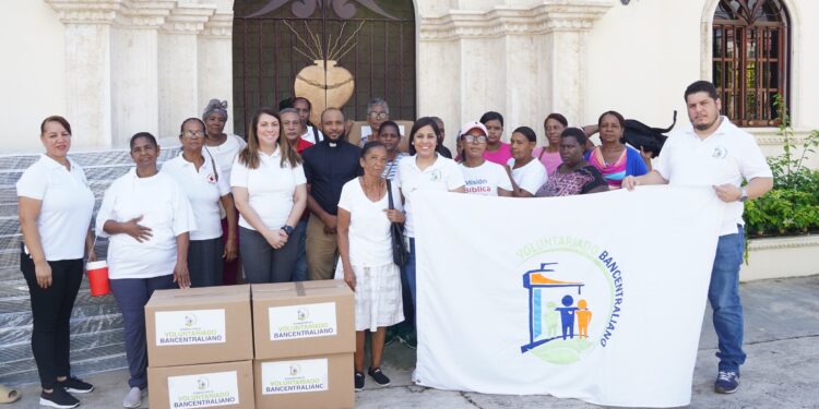 Voluntariado Bancentraliano entrega ayuda a afectados por huracán Fiona en Hato Mayor