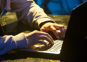 Gremio de bancos advierte sobre el uso combinado de códigos QR y el phishing.