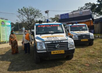 Al menos 60 muertos al derrumbarse un puente colgante en la India 