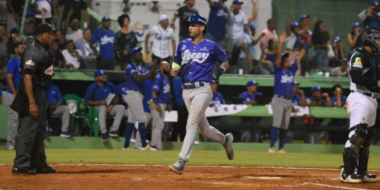 Lugo da doble y sencillo con remolcada, Hall lanza bien, Licey en 7-3