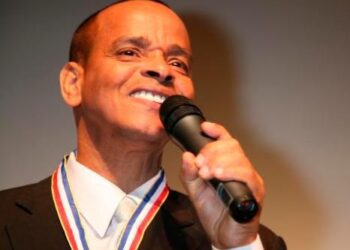 Sandy Reyes está vivito, cantará esta noche en Beverly Hills Manor