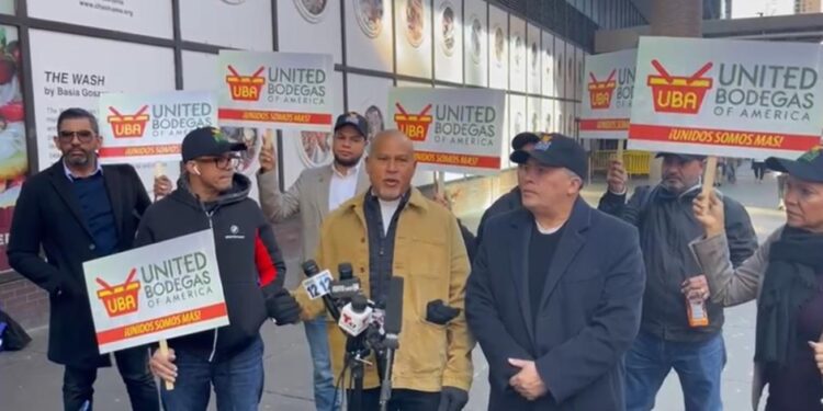 Bodegueros dispuestos a emplear inmigrantes recién llegados a NYC