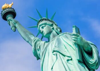 Casos de violencia insólitos en NY y acto sexual al aire libre