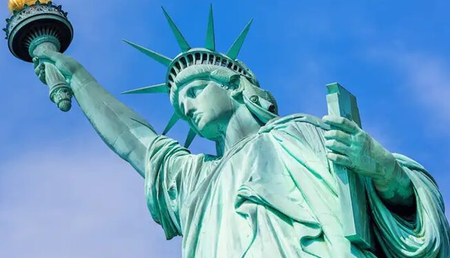 Casos de violencia insólitos en NY y acto sexual al aire libre