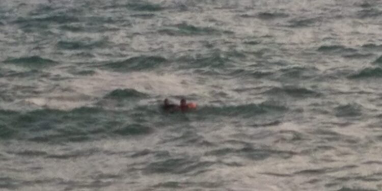 Bomberos SDE rescatan tres menores estaban en situación de peligro 