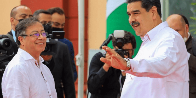 Petro y Maduro escenifican "una nueva época de cooperación" tras reunirse en Caracas