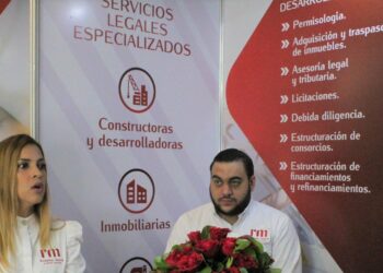 Firma de abogados celebra conversatorio
